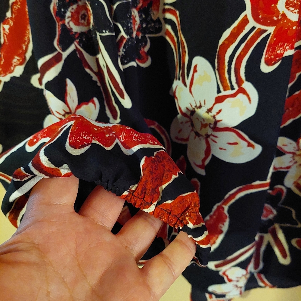 Cupcakes & Cashmere floral V neck navy blue red long sleeve abstract top. M - Picture 5 of 10